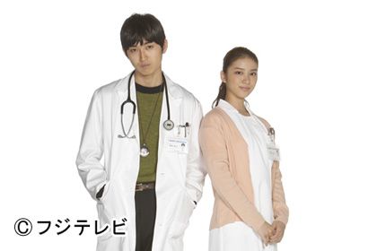 松田翔太と武井咲 - ドラマ「海の上の診療所」より