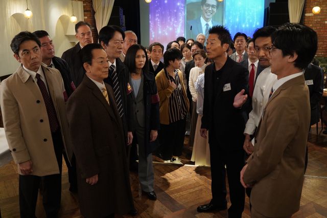 33人の亀山薫が集まる「亀山薫の会」発足！「相棒season23」第11話場面カット（3枚目）