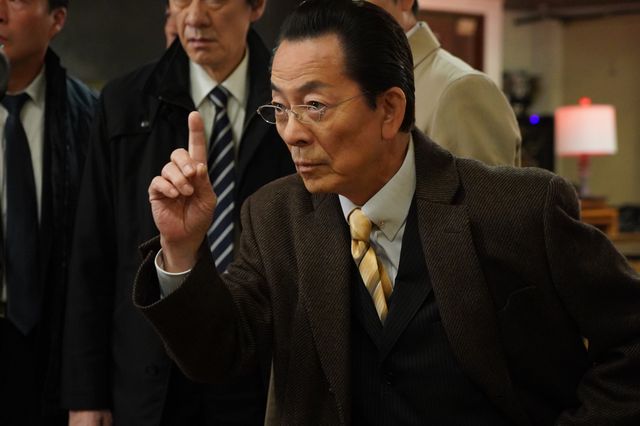 33人の亀山薫が集まる「亀山薫の会」発足！「相棒season23」第11話場面カット（5枚目）