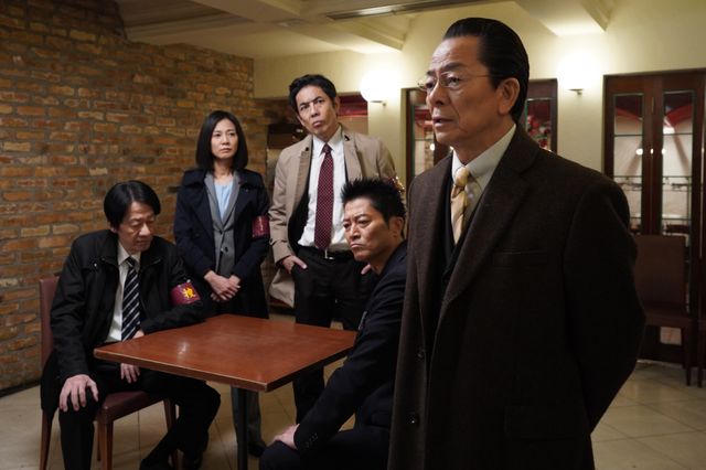 33人の亀山薫が集まる「亀山薫の会」発足！「相棒season23」第11話場面カット（10枚目）