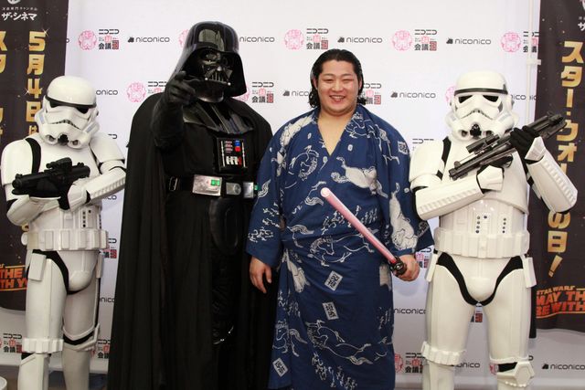 ダース・ベイダーがニコニコ超会議に降臨！　人気力士の遠藤やグソクムシとご対面！　画像ギャラリー：フォトギャラリー