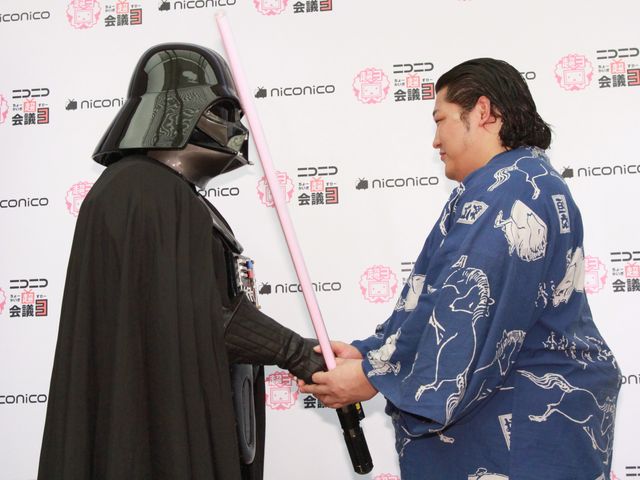 ダース・ベイダーがニコニコ超会議に降臨！　人気力士の遠藤やグソクムシとご対面！　画像ギャラリー（4枚目）