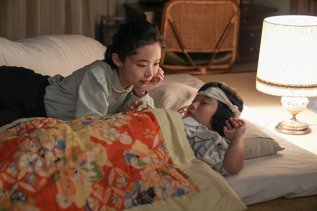 りつ子（菊地凛子）の前に記者が現れて…「ブギウギ」第98回の場面写真（3枚目）