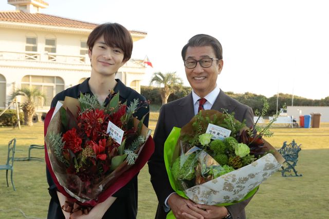 仲良くクランクアップの岡田将生＆中井貴一