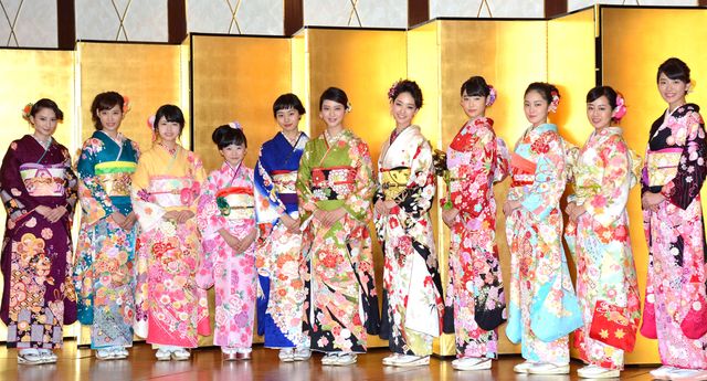 武井咲、剛力彩芽らオスカー美女11名が晴れ着姿で華やか！