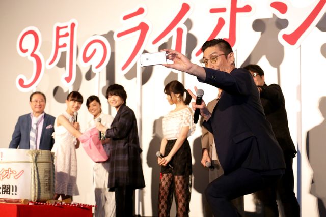 伊勢谷友介の恒例セルフィーも『3月のライオン　後編』初日舞台あいさつ：フォトギャラリー
