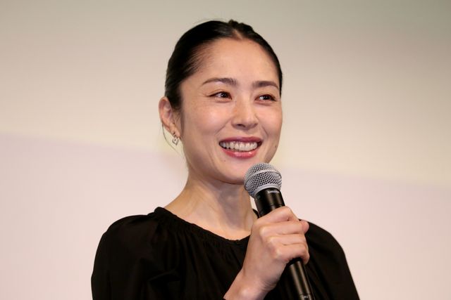 深津絵里、夫・小日向文世の63歳誕生日に豪快な“あーん”　画像ギャラリー：フォトギャラリー