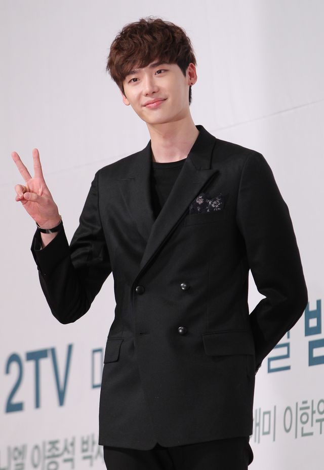 イ・ジョンソク、撮影前に出席をとる「学校2013」の現場で高校生気分を満喫＜韓国JPICTURES＞（2枚目）