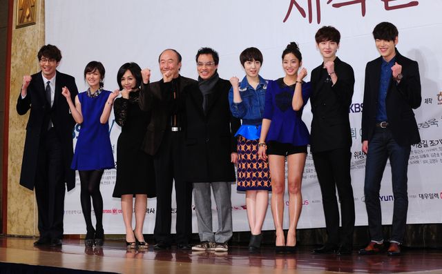 イ・ジョンソク、撮影前に出席をとる「学校2013」の現場で高校生気分を満喫＜韓国JPICTURES＞（5枚目）