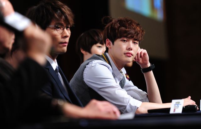 イ・ジョンソク、撮影前に出席をとる「学校2013」の現場で高校生気分を満喫＜韓国JPICTURES＞（9枚目）