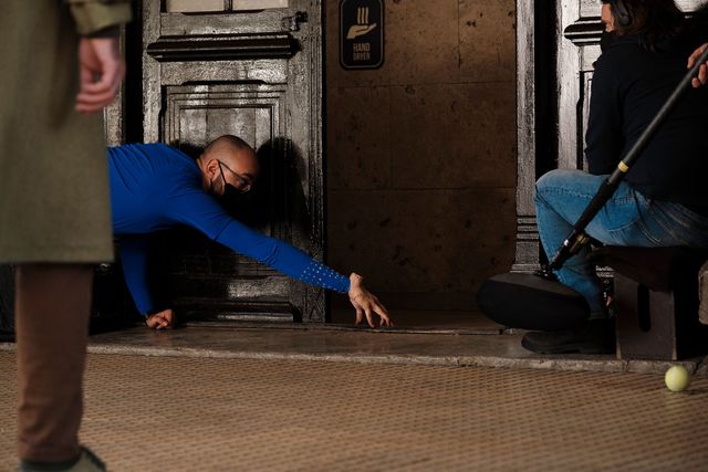 ハンドの撮影風景！Netflix「ウェンズデー」舞台裏写真（2枚目）