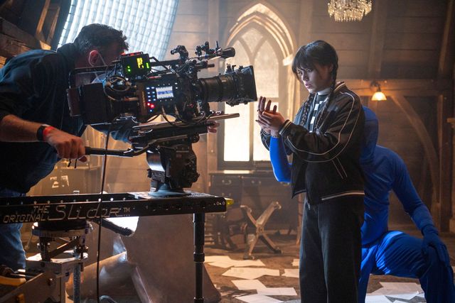 ハンドの撮影風景！Netflix「ウェンズデー」舞台裏写真（4枚目）