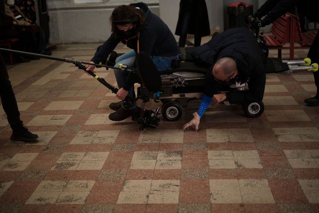 ハンドの撮影風景！Netflix「ウェンズデー」舞台裏写真（7枚目）