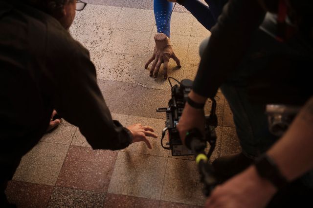 ハンドの撮影風景！Netflix「ウェンズデー」舞台裏写真（10枚目）