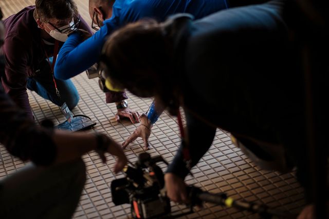 ハンドの撮影風景！Netflix「ウェンズデー」舞台裏写真（11枚目）