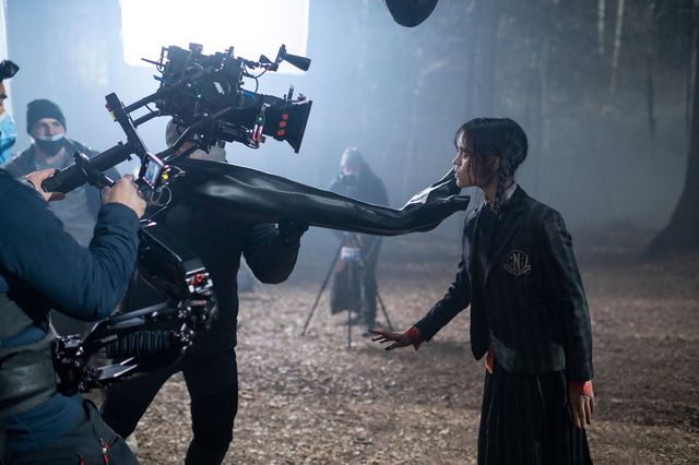 ハンドの撮影風景！Netflix「ウェンズデー」舞台裏写真（15枚目）