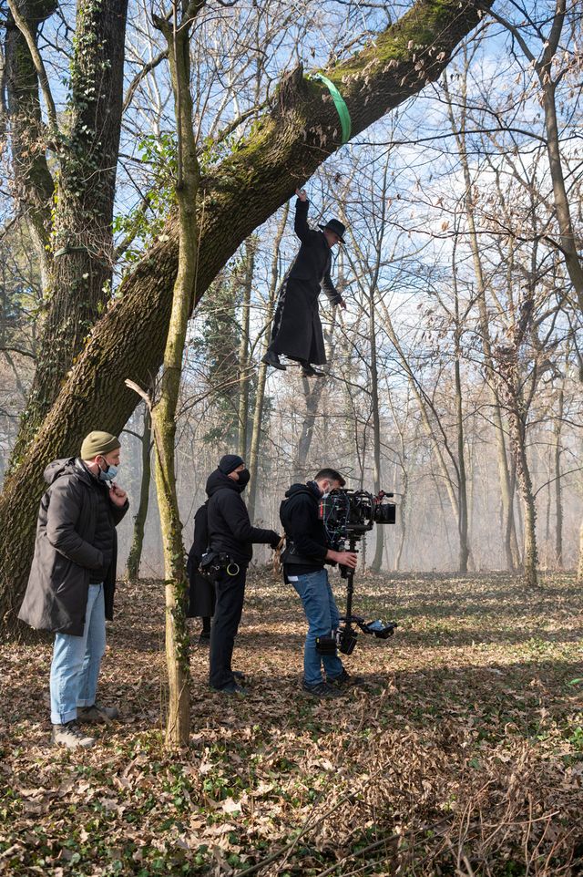 ハンドの撮影風景！Netflix「ウェンズデー」舞台裏写真（16枚目）