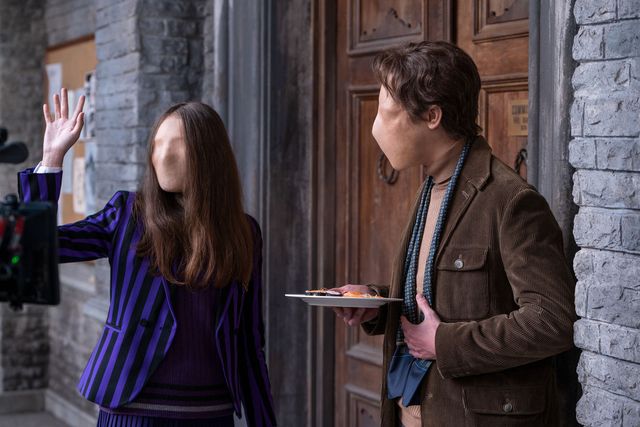 ハンドの撮影風景！Netflix「ウェンズデー」舞台裏写真（18枚目）