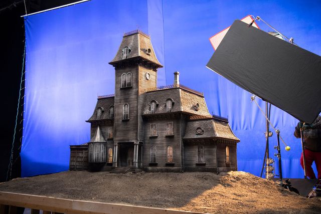 ハンドの撮影風景！Netflix「ウェンズデー」舞台裏写真（19枚目）