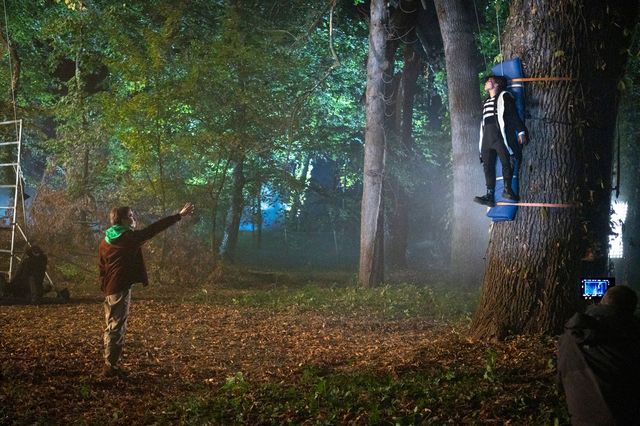 ハンドの撮影風景！Netflix「ウェンズデー」舞台裏写真（20枚目）