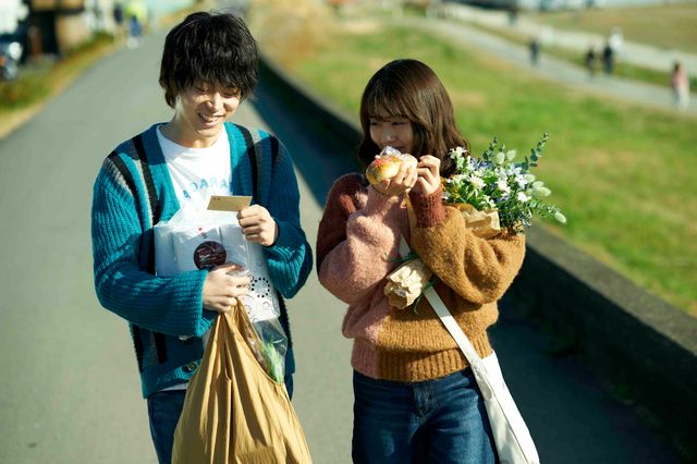 映画『花束みたいな恋をした』より。菅田将暉と有村架純が20代のカップルに