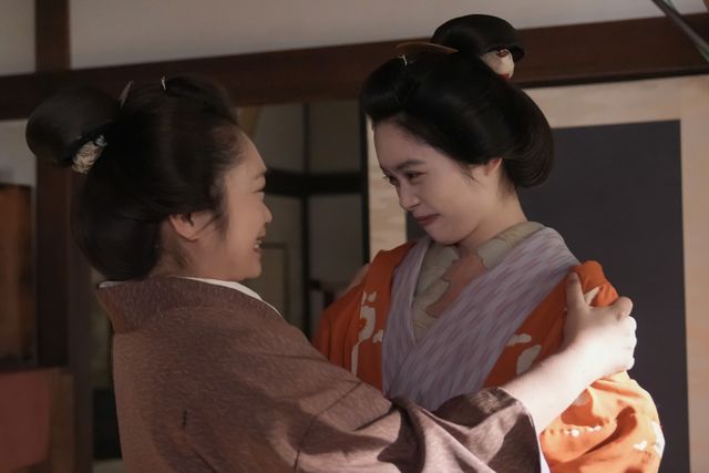 フミ（池脇千鶴）たちは歓喜するが…朝ドラ「ばけばけ」第108回の場面写真：フォトギャラリー