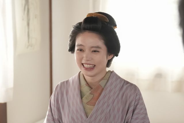 フミ（池脇千鶴）たちは歓喜するが…朝ドラ「ばけばけ」第108回の場面写真（2枚目）