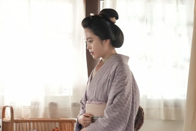 フミ（池脇千鶴）たちは歓喜するが…朝ドラ「ばけばけ」第108回の場面写真（3枚目）