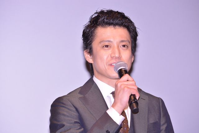 小栗旬＆西島秀俊、スーツ姿がクール！新木優子はシースルーのドレスで：フォトギャラリー