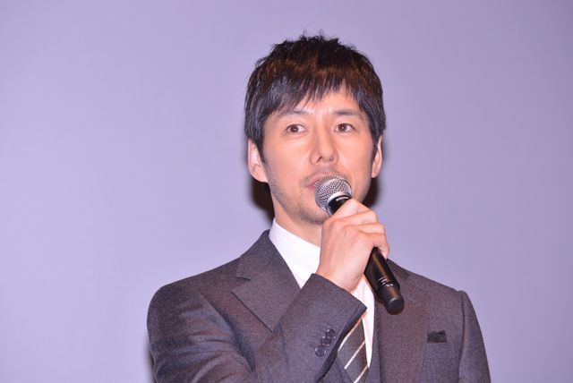 小栗旬＆西島秀俊、スーツ姿がクール！新木優子はシースルーのドレスで（2枚目）