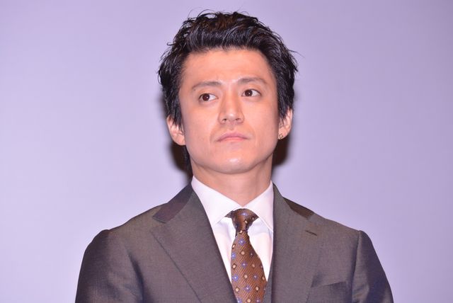 小栗旬＆西島秀俊、スーツ姿がクール！新木優子はシースルーのドレスで（3枚目）