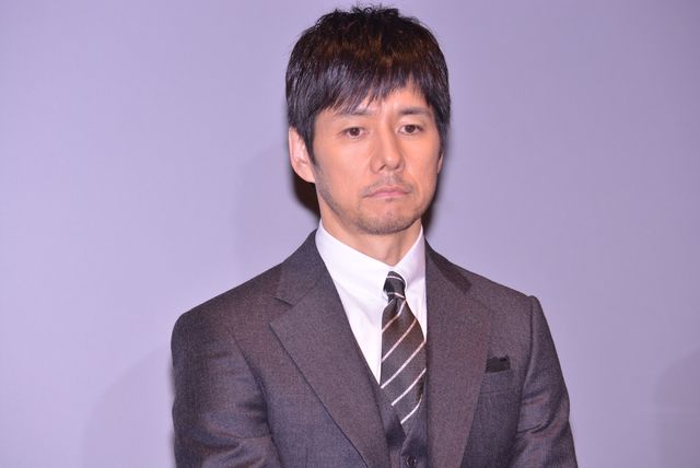 小栗旬＆西島秀俊、スーツ姿がクール！新木優子はシースルーのドレスで（6枚目）