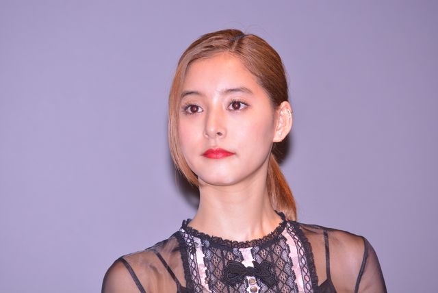 小栗旬＆西島秀俊、スーツ姿がクール！新木優子はシースルーのドレスで（8枚目）