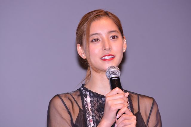 小栗旬＆西島秀俊、スーツ姿がクール！新木優子はシースルーのドレスで（9枚目）