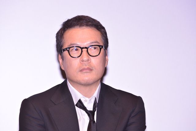 小栗旬＆西島秀俊、スーツ姿がクール！新木優子はシースルーのドレスで（13枚目）