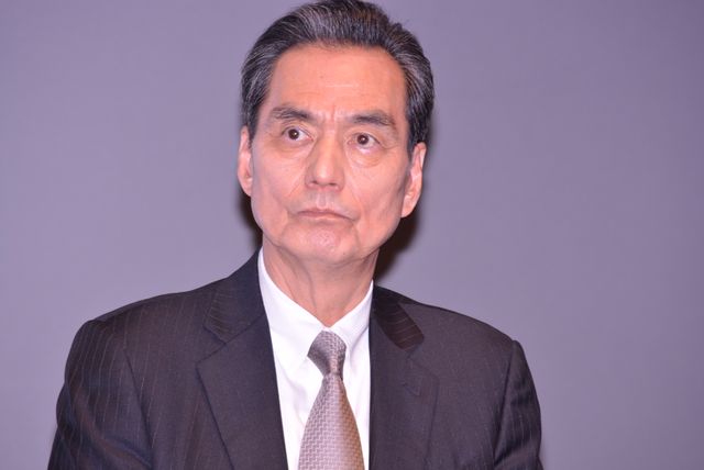 小栗旬＆西島秀俊、スーツ姿がクール！新木優子はシースルーのドレスで（14枚目）