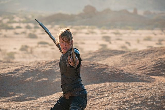 ミラ・ジョヴォヴィッチ、武器は双剣！『モンスターハンター』場面カット：フォトギャラリー