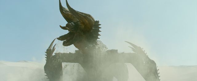 ミラ・ジョヴォヴィッチ、武器は双剣！『モンスターハンター』場面カット（2枚目）