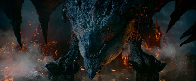 ミラ・ジョヴォヴィッチ、武器は双剣！『モンスターハンター』場面カット（3枚目）