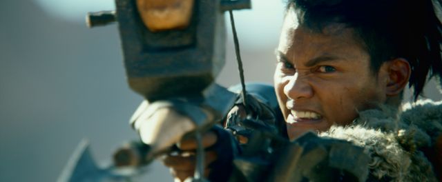 ミラ・ジョヴォヴィッチ、武器は双剣！『モンスターハンター』場面カット（4枚目）