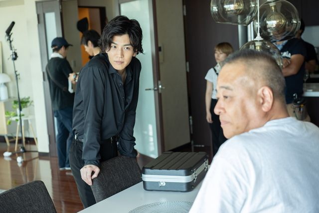 岩田剛典＆新田真剣佑が幼なじみに！『名も無き世界のエンドロール』メイキングカット（3枚目）