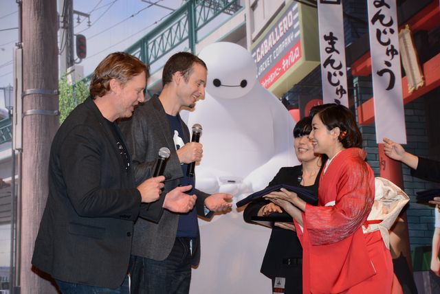菅野美穂＆小泉孝太郎が着物姿で『ベイマックス』監督陣をお出迎え!フォトギャラリー（16枚目）