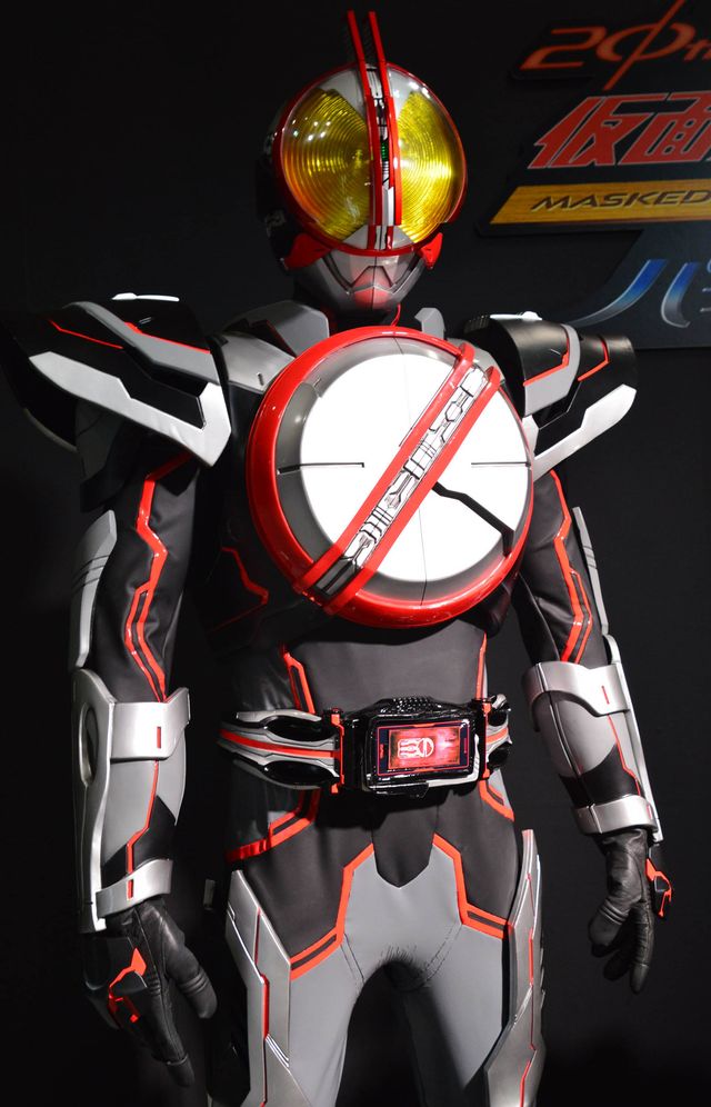 仮面ライダーネクストファイズ＆新型ベルト初公開！「555」続編で使用のスーツ、「仮面ライダー展」に登場｜シネマトゥデイ