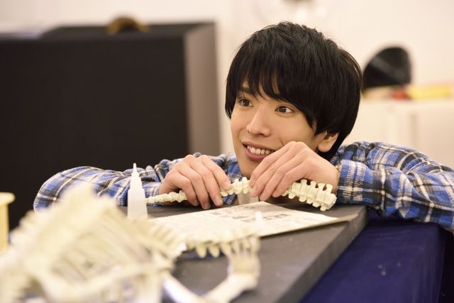 胸キュンなシーンをチラ見！黒羽麻璃央×足立梨花『アヤメくんののんびり肉食日誌』場面写真（4枚目）