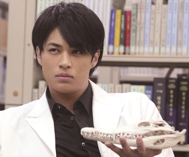 胸キュンなシーンをチラ見！黒羽麻璃央×足立梨花『アヤメくんののんびり肉食日誌』場面写真（6枚目）