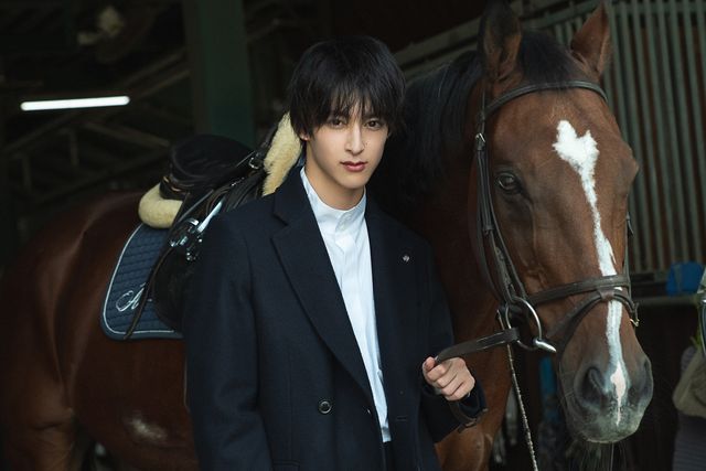 大人の表情…「伊藤あさひカレンダー2020.04-2021.03」：フォトギャラリー