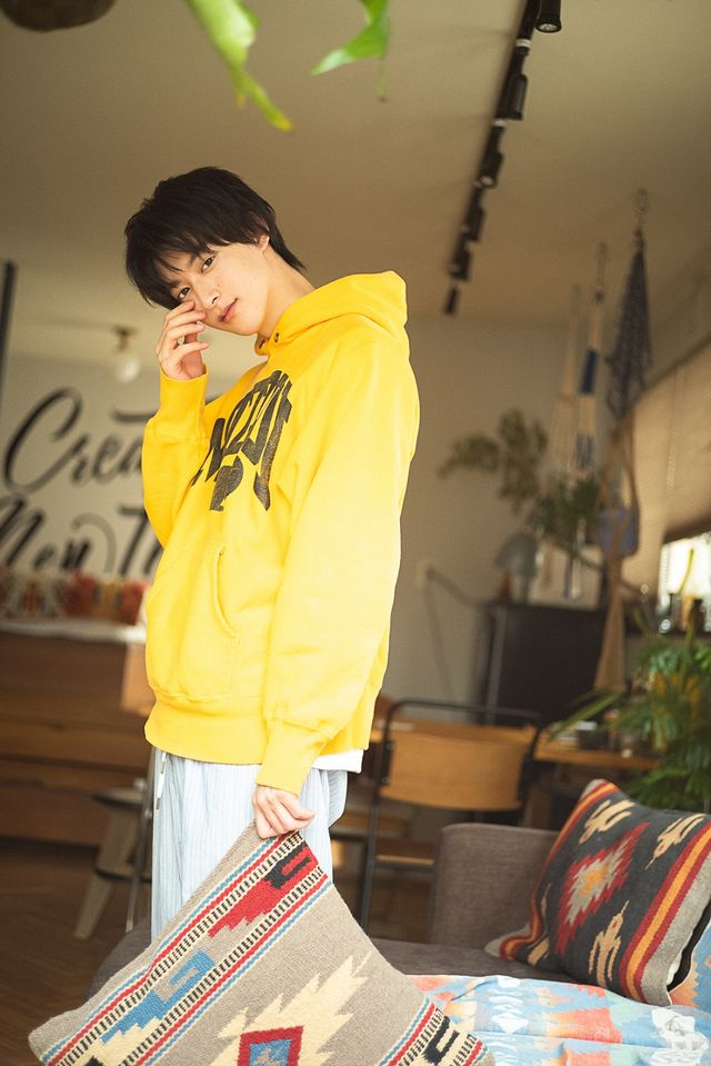 大人の表情…「伊藤あさひカレンダー2020.04-2021.03」（2枚目）