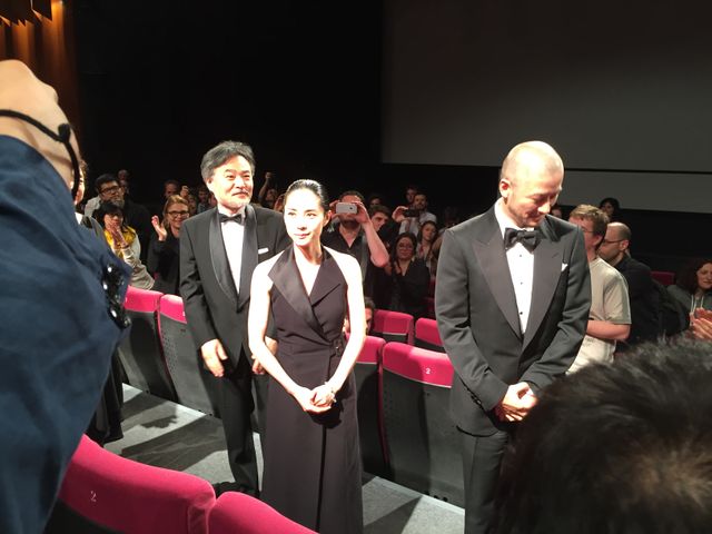 カンヌでのスタンディングオベーションに笑顔を見せる深津絵里！第68回カンヌ国際映画祭『岸辺の旅』公式上映フォトギャラリー：フォトギャラリー