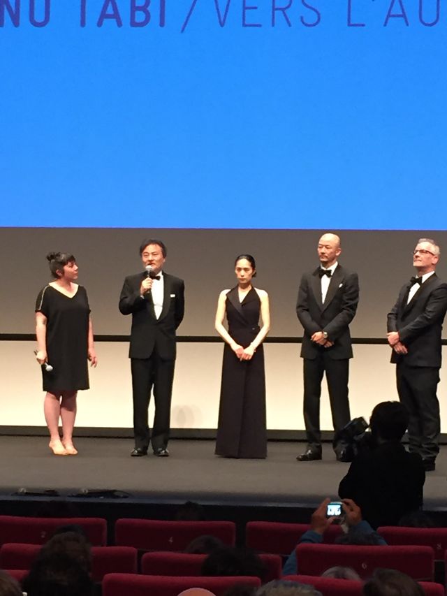 カンヌでのスタンディングオベーションに笑顔を見せる深津絵里！第68回カンヌ国際映画祭『岸辺の旅』公式上映フォトギャラリー（3枚目）