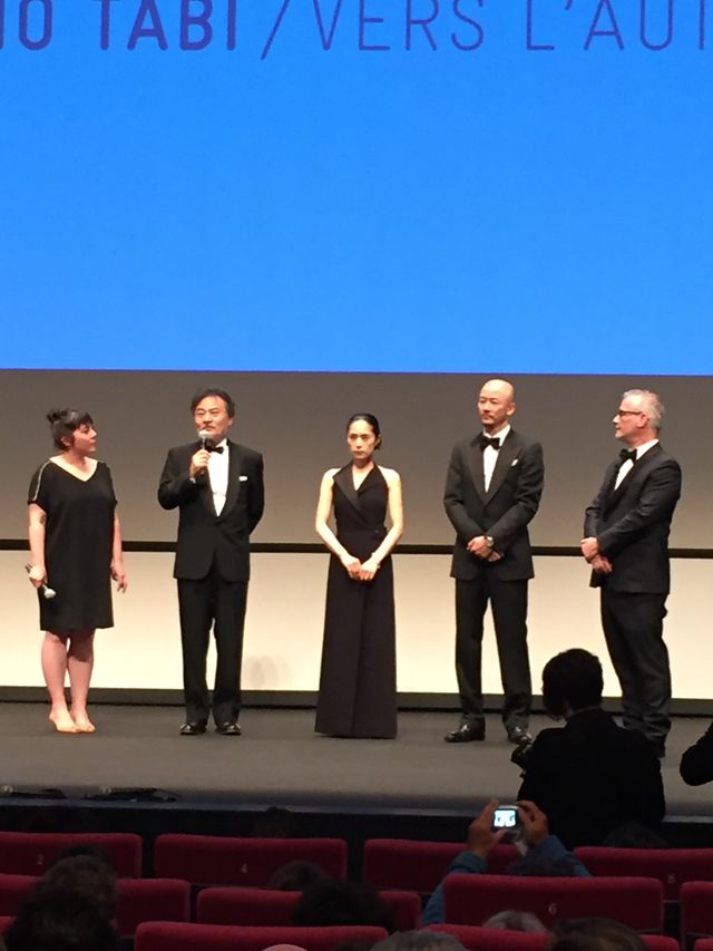 カンヌでのスタンディングオベーションに笑顔を見せる深津絵里！第68回カンヌ国際映画祭『岸辺の旅』公式上映フォトギャラリー（4枚目）